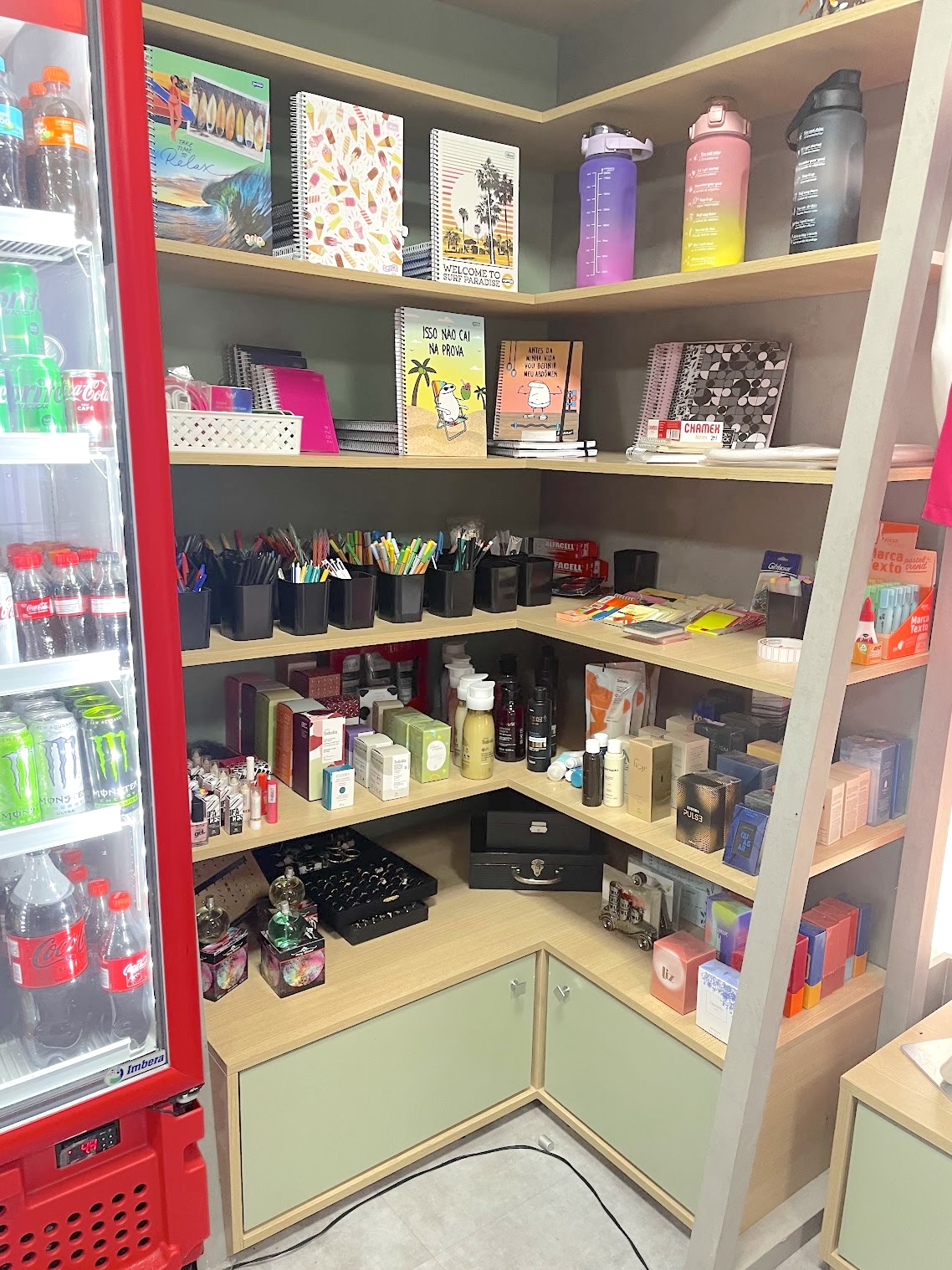 Materiais e produtos organizados por categoria em projeto comercial da Just Perfect
