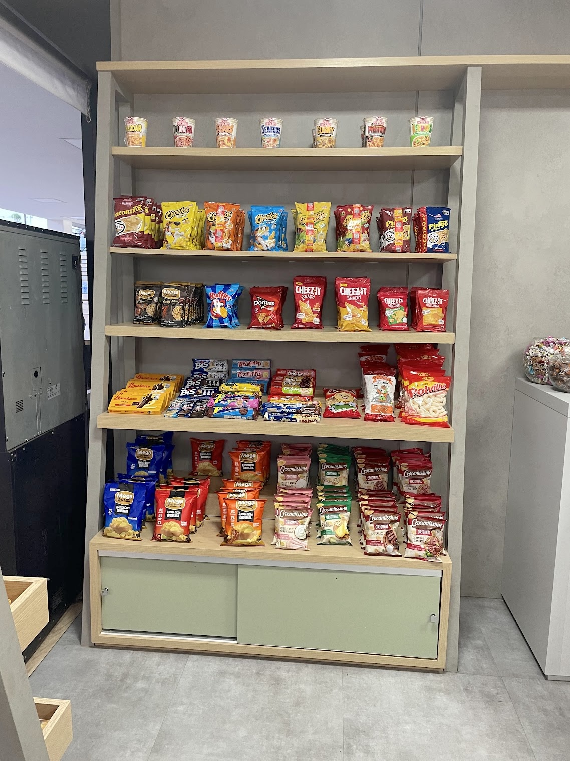 Produtos organizados em prateleiras em projeto comercial realizado pela Just Perfect